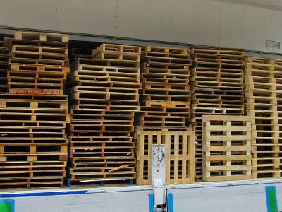 建築現場や解体現場での建築廃材・角材・板類や輸送や物流において大量に使用される木製パレット・すのこ、その他木くずを運搬します。 02